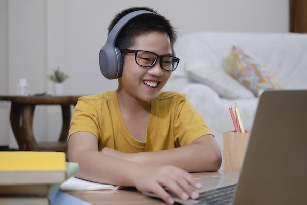 A child attends school online